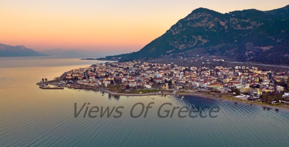 Τα Καμένα Βούρλα είναι χτισμένα στα ριζά του βουνού Κνημίδα